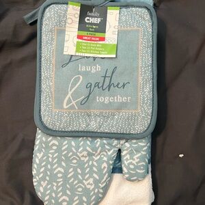 5 piece kitchen set.Including one oven mitt, 2 pot holders, and 2 kitchen towels